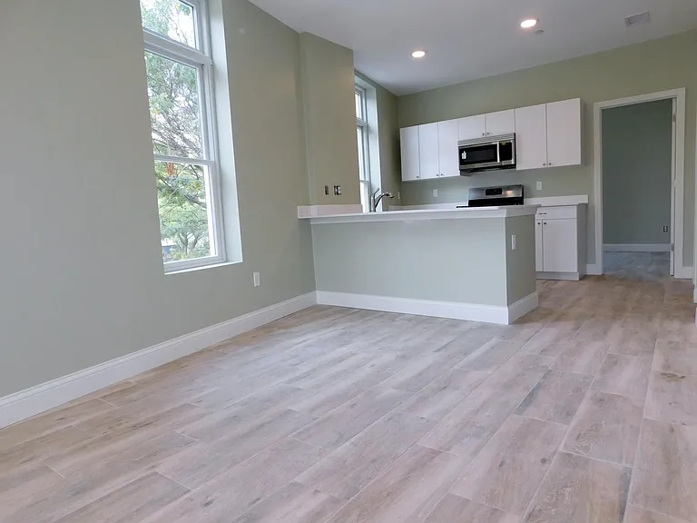 10 Roxbury — Photo 18