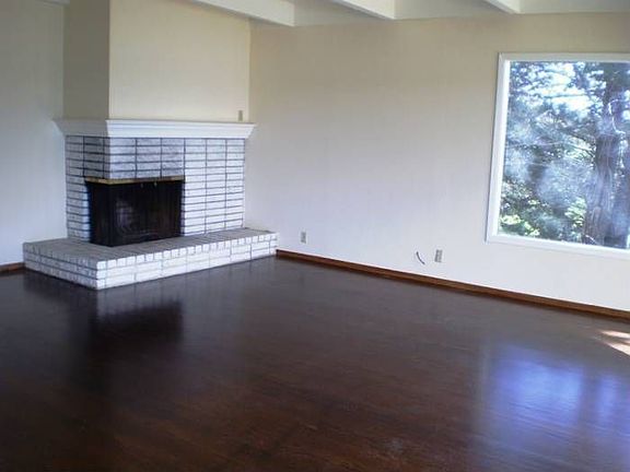 Living room w/ Fireplace