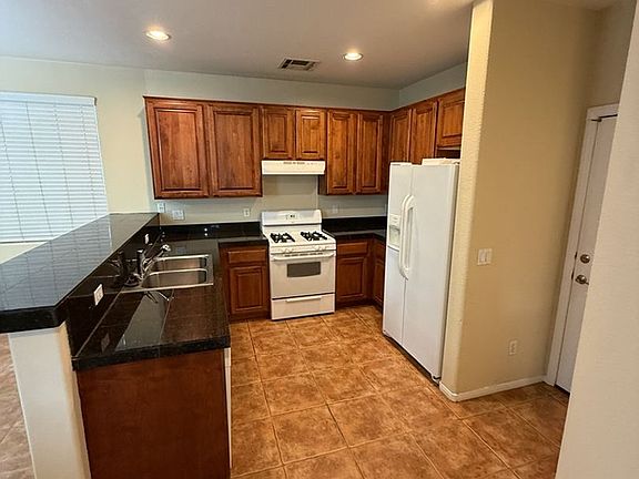 4th image of 11255 Dahlia Grove St