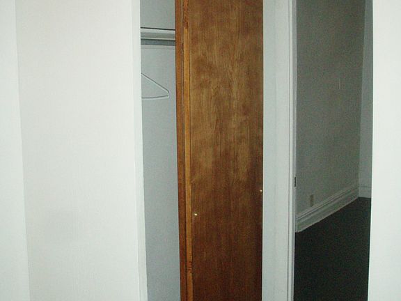 3rd image of 135 Somers St APT 1R