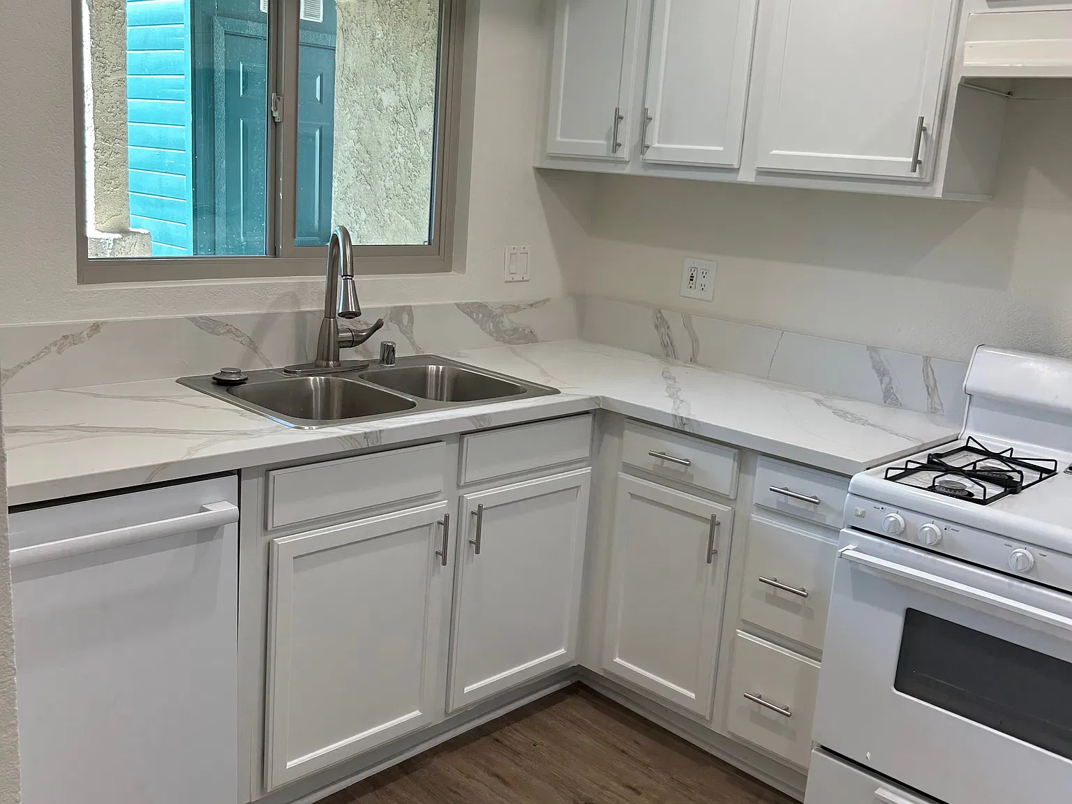 101 W Olive Ave — Photo 1