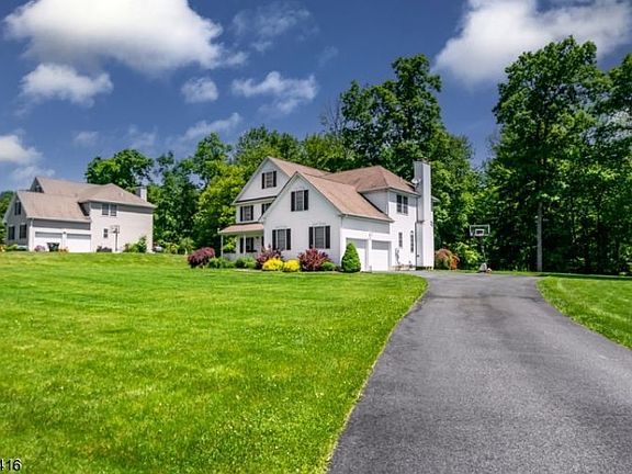3rd image of 9 Hemlock Dr