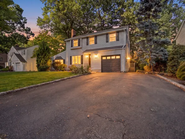 557 Monroe Ct, River Edge, NJ 07661