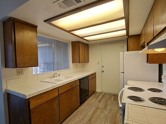 3rd image of 223 Fairmont Ave APT 101