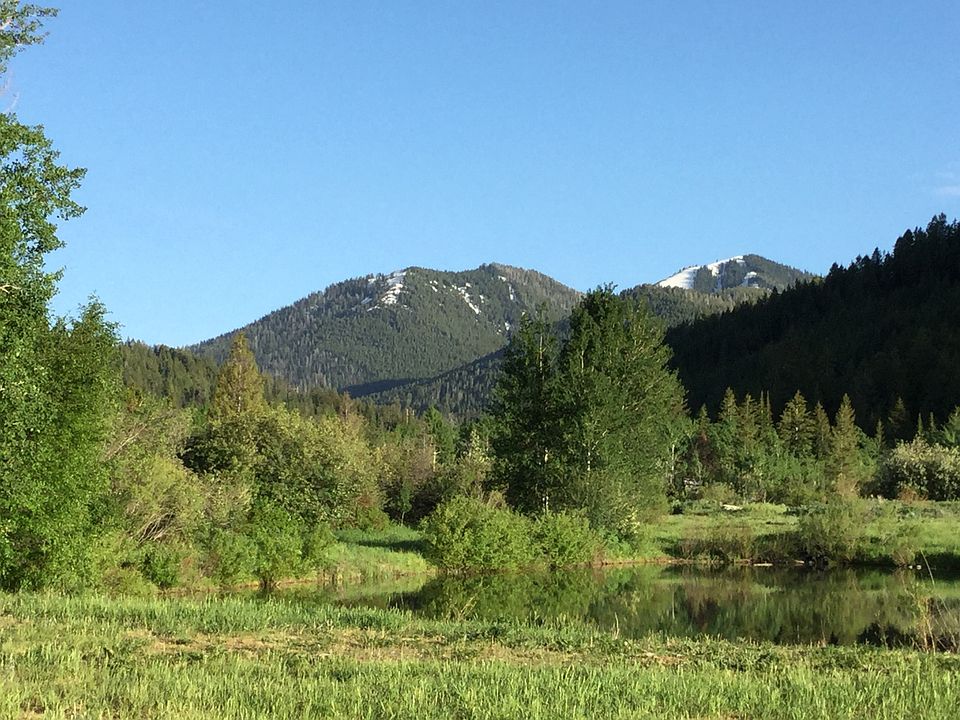 Mountains views and a pond