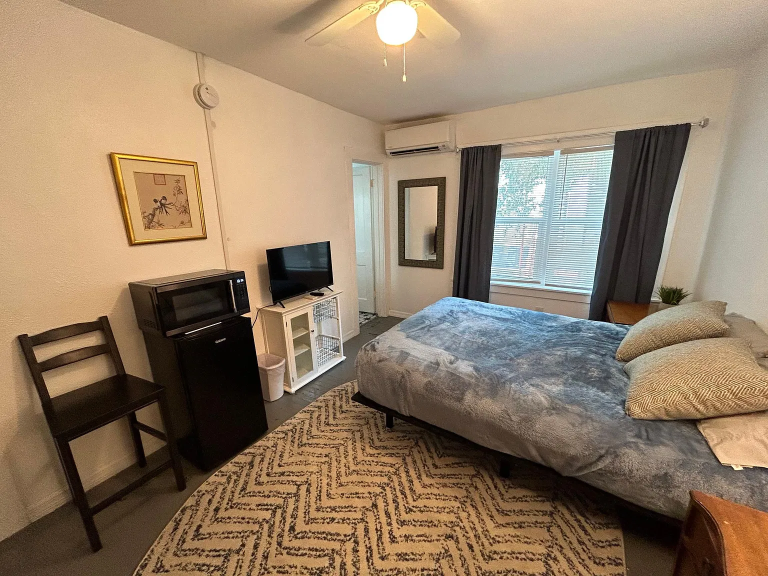 Studio, 300 sqft, $1,300 — Photo 1