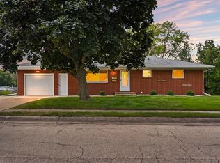3005 Oak Crest Dr, Dubuque, IA 52001