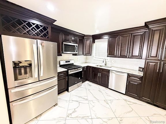 3rd image of 8439 Plumbrook Rd