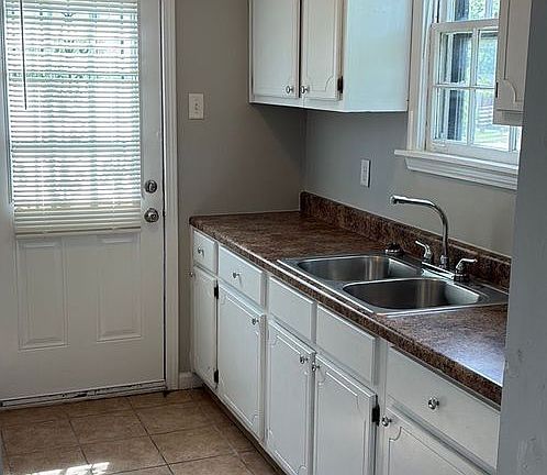 4th image of 442 Jacklyn Ave