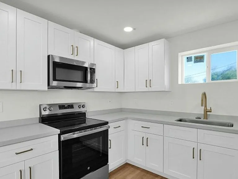 Newly Renovated 2 Bedroom, 1 Bath, with Stainless Appliances! — Photo 41