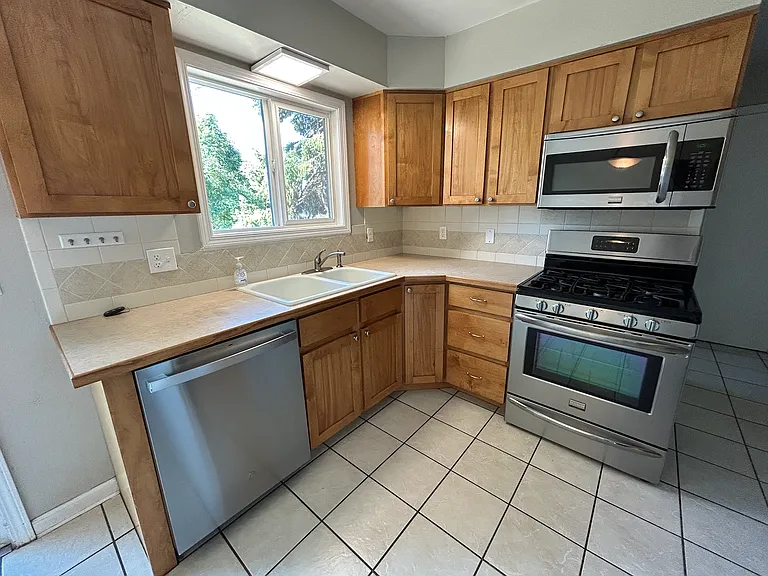 1816 Dixon Ave — Photo 6