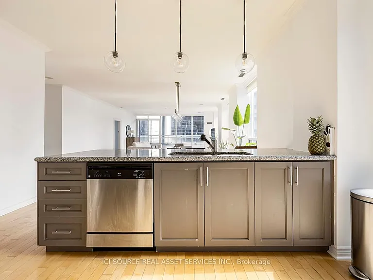 250 Wellington St W #Penthouse 40 — Photo 7