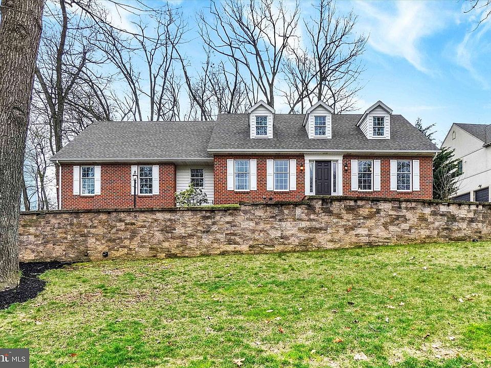 1st image of 106 W Crestlyn Dr