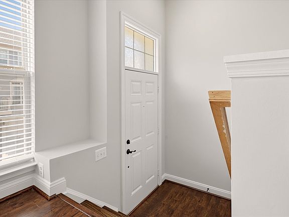 3rd image of 46368 Utica Sq