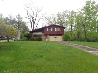 8085 Worthington Park Dr, Strongsville, OH 44136