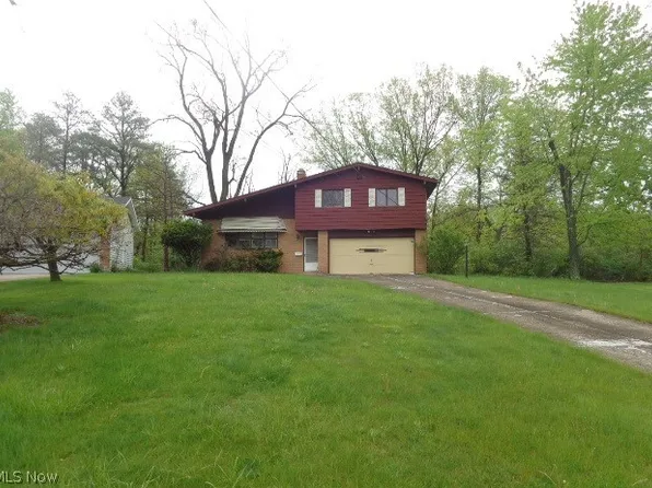 8085 Worthington Park Dr, Strongsville, OH 44136