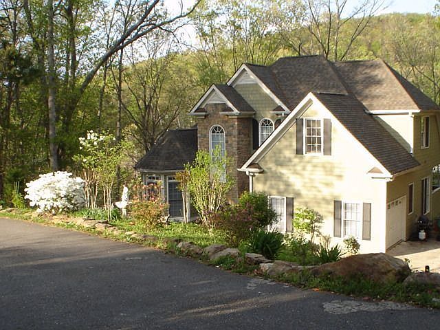 Lake home in secluded cove