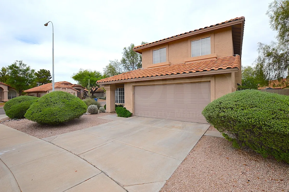 4 bed, 2.5 bath, 2018 sqft, $2,799 — Photo 2