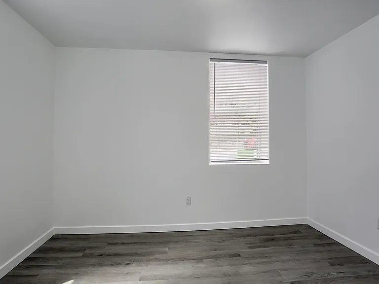 754 N Railroad St — Photo 3
