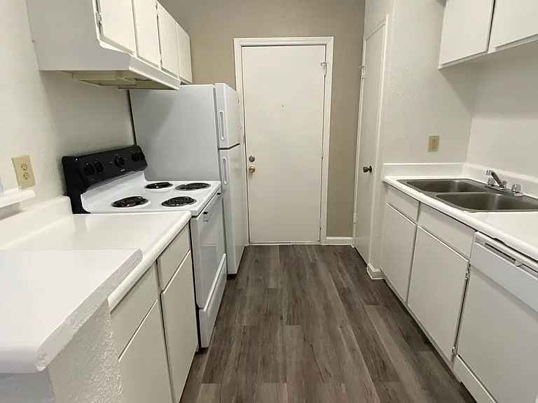 Emerald Cove Apartments — Photo 105