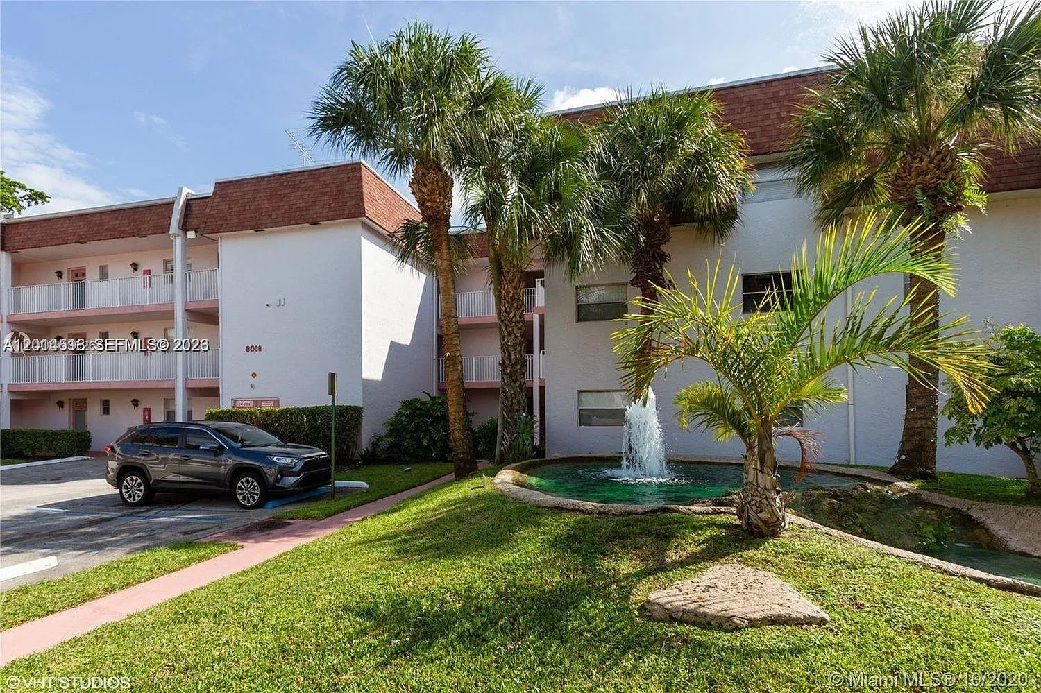 Canongate Condominium — Photo 1