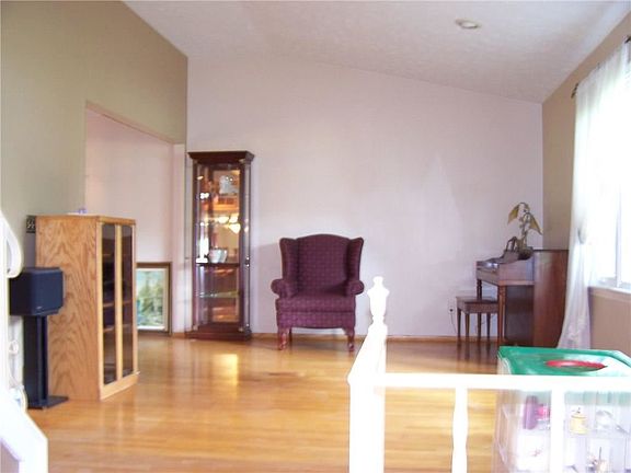 3rd image of 130 Brentwood Ln