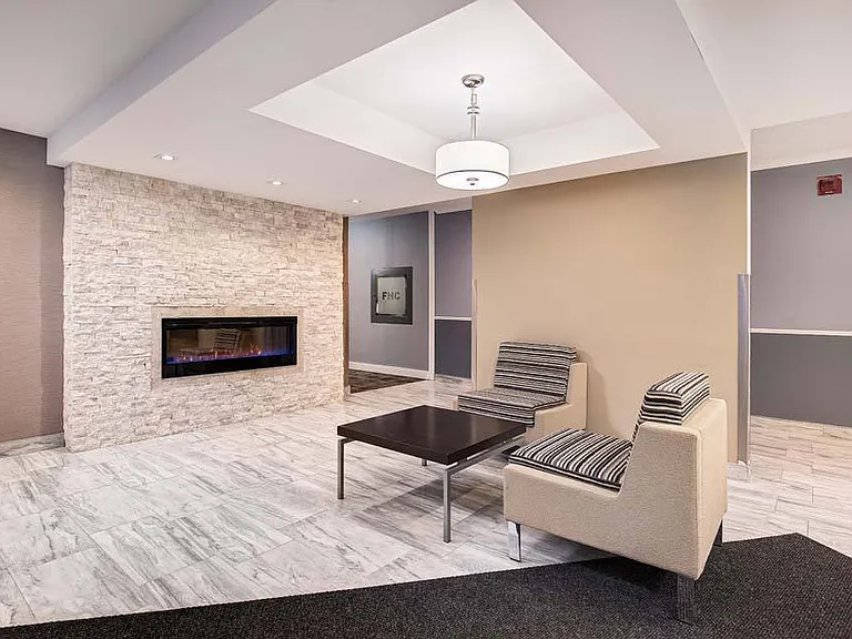 147 Wellington St W — Photo 16