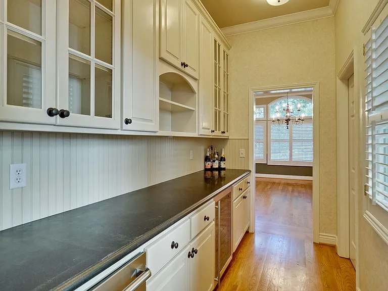 1150 Meredith Ave — Photo 21