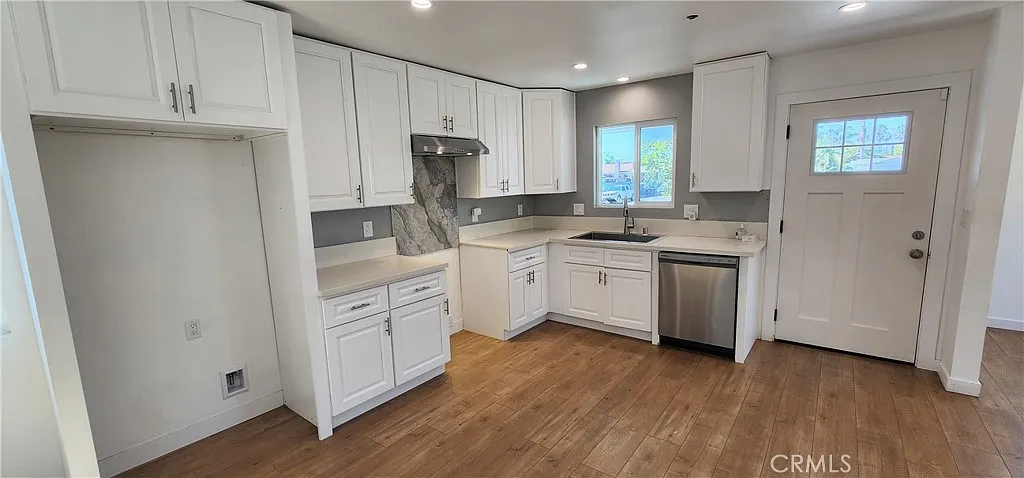 3 bed, 1000 sqft, $3,500 — Photo 3