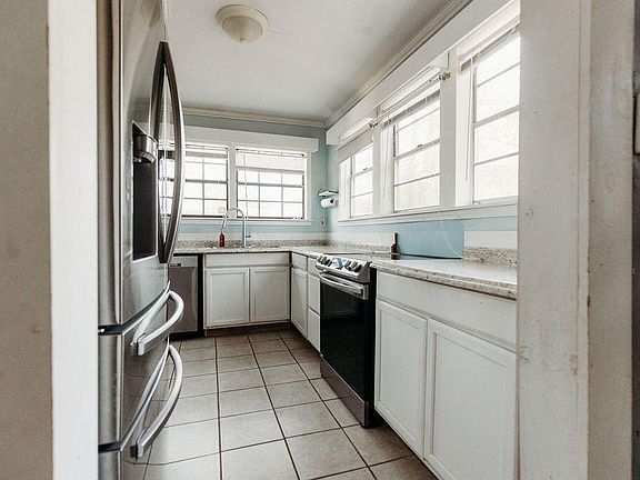 2nd image of 401 Bon Ami St