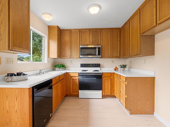 4th image of 318 Vintage Glen Court