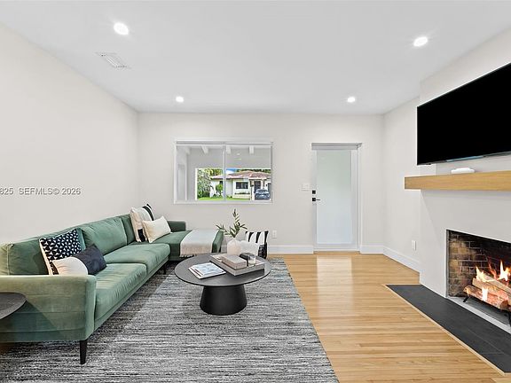 5th image of 829 Granada Groves Ct