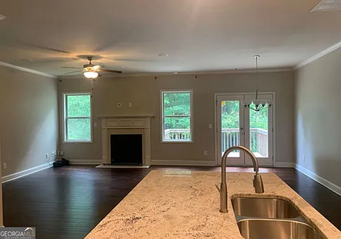 3 bed, 2.5 bath, 1818 sqft, $2,200 — Photo 4