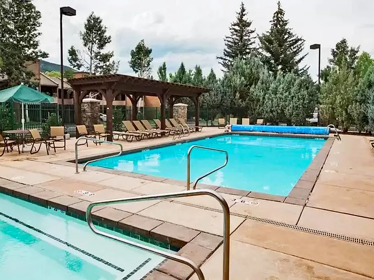 The Park Avenue Condominiums hot tub and pool.