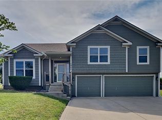 1902 Larkspur Ln, Greenwood, MO 64034