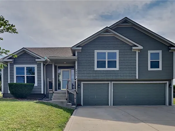 1902 Larkspur Ln, Greenwood, MO 64034