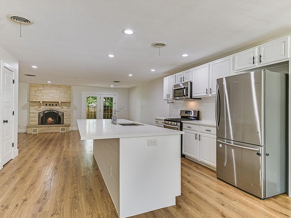 1st image of 556 E 19th St
