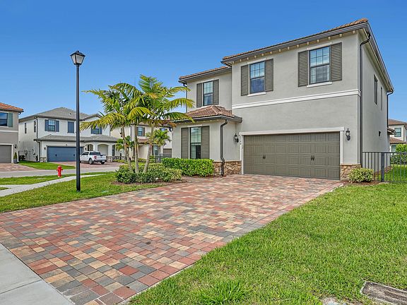 2nd image of 4740 Chantilly