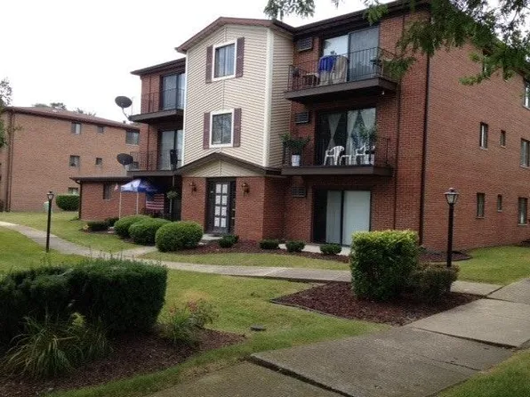 601 W 65th St, Westmont, IL 60559