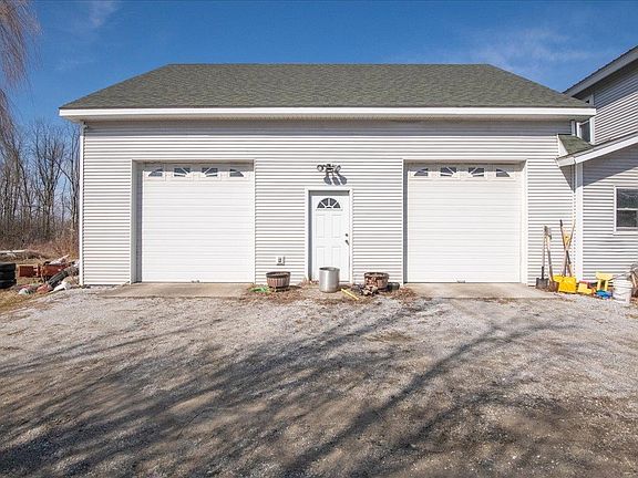 3rd image of 374 Lake Road