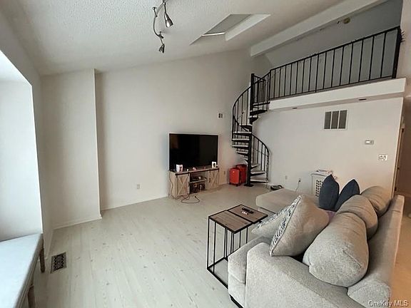 2nd image of 20 Queens Ct
