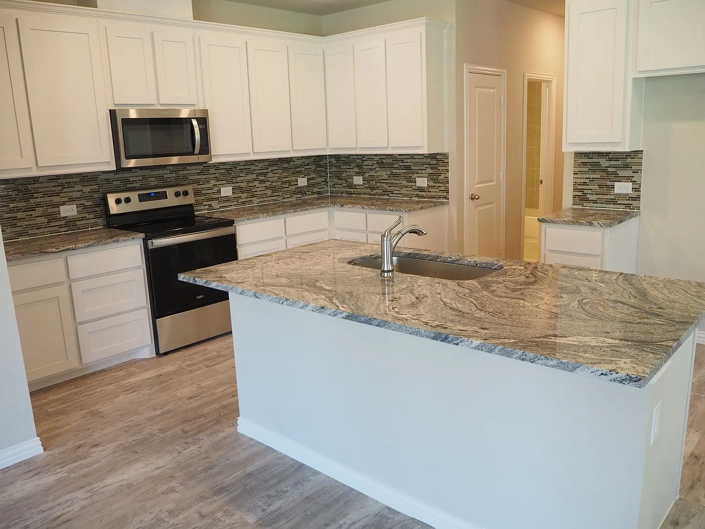 Like NEW 3 Bed 3 Bath Townhouse in Denton — Photo 3