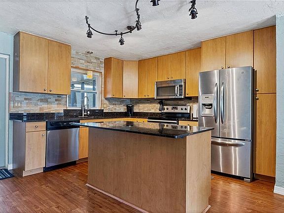 4th image of 2706 Wells Ave
