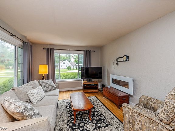 4th image of 1455 Canterbury Rd