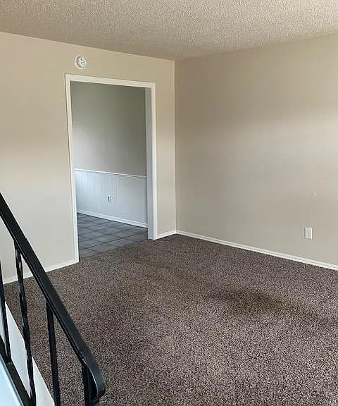 327 W Vandament Ave — Photo 2