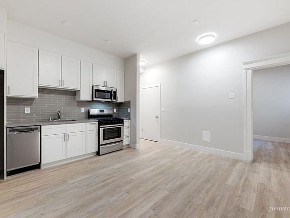 3rd image of 1651 California St #15