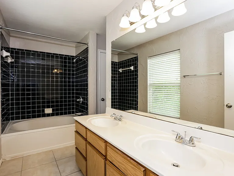 629 Gibson St — Photo 12
