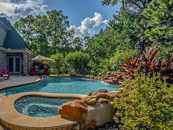 Today's the day to invest in yourself. Everything is here for endless recreation and fun. Benders Landing Estates offers the much needed elbow room you dream of, beautiful custom homes, fabulous schools, and convenience to all your hearts desires.