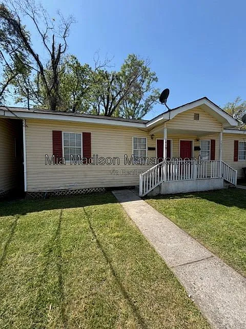 2 bed, 1.0 bath, 672 sqft, $1,200 — Photo 2