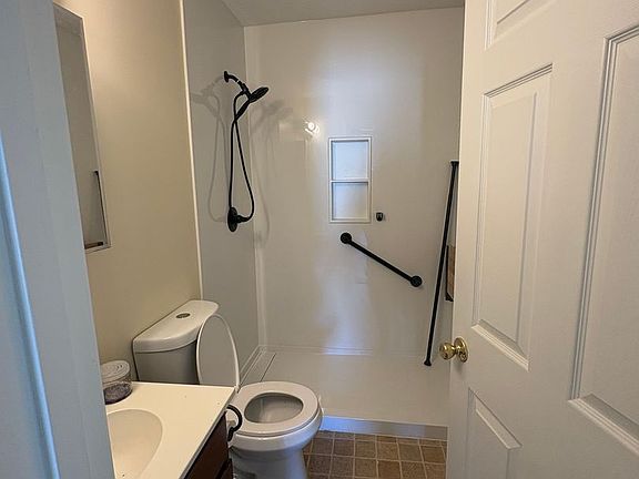 4th image of 624 Addison Ave